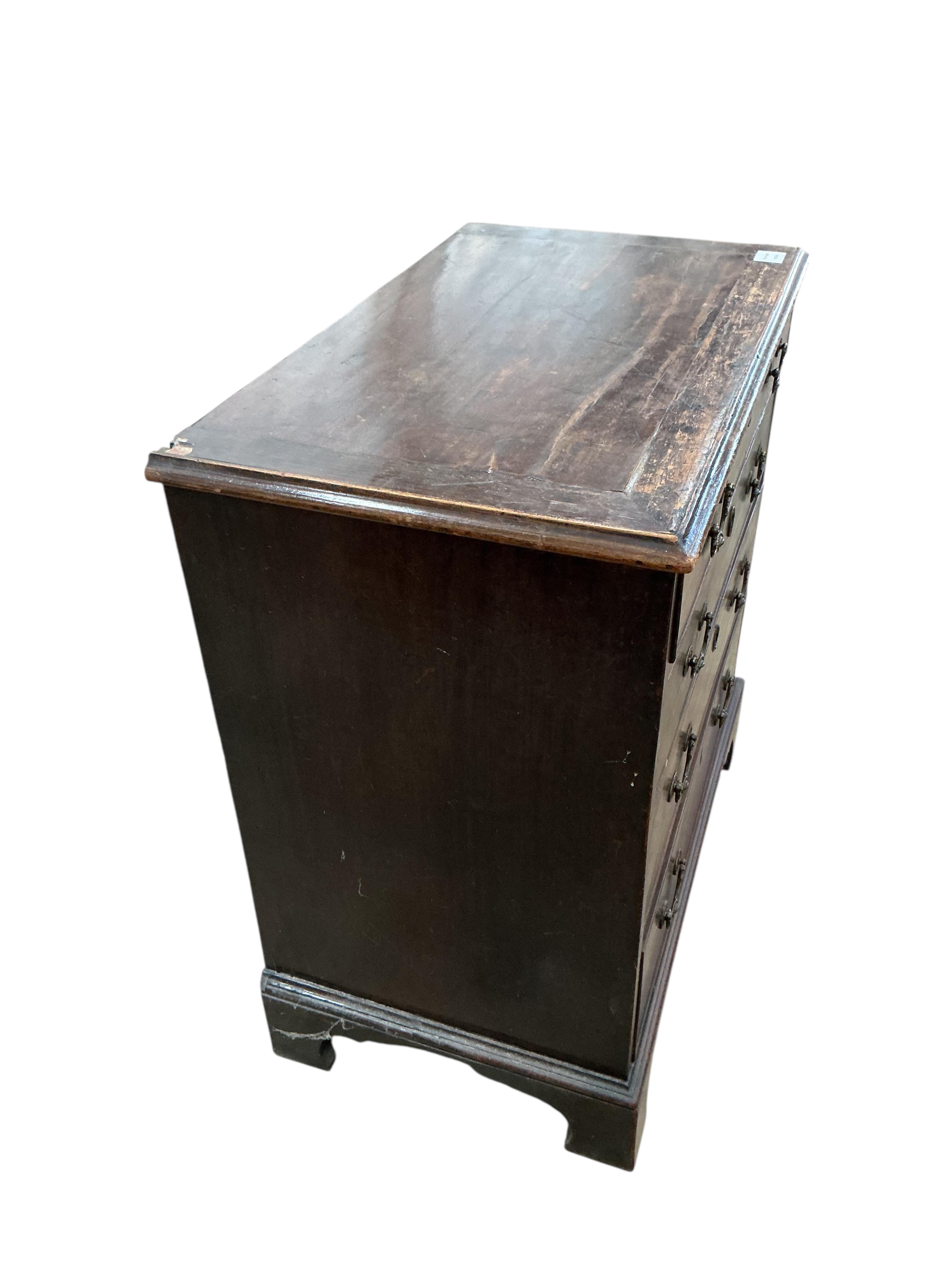 A small George III mahogany chest of four drawers, width 74cm, depth 43cm, height 78cm